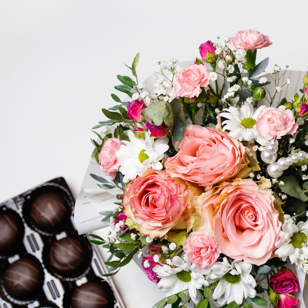 Ide Hadiah Bunga dan Coklat untuk Pasangan LDR yang Penuh Makna